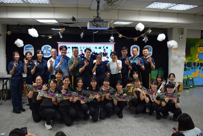 師長與得獎學姊合照