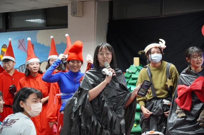 主持人介紹活動