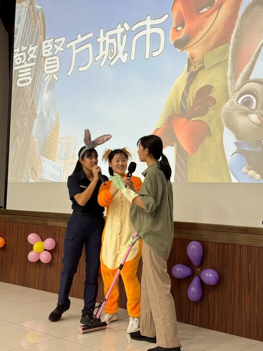 主持人介紹活動